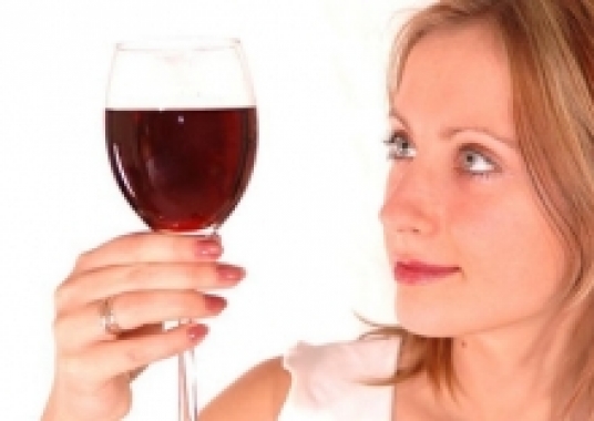 Những lợi ích bất ngờ của rượu vang đỏ đối với sức khoẻ